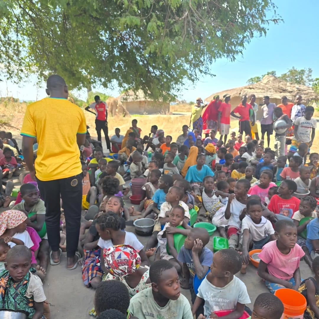 Crianças recebendo alimentos